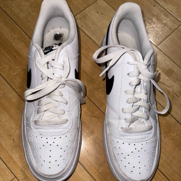 Nike White With Black Swoosh Tennis Shoes- Mens Size 10 - Picture 1 of 6
